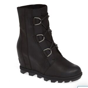 Joan of Arctic II Waterproof Wedge Boot (Women) Size 7. Lightly used.